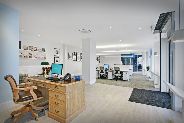 Moth_lighting_cluttons_wapping_4