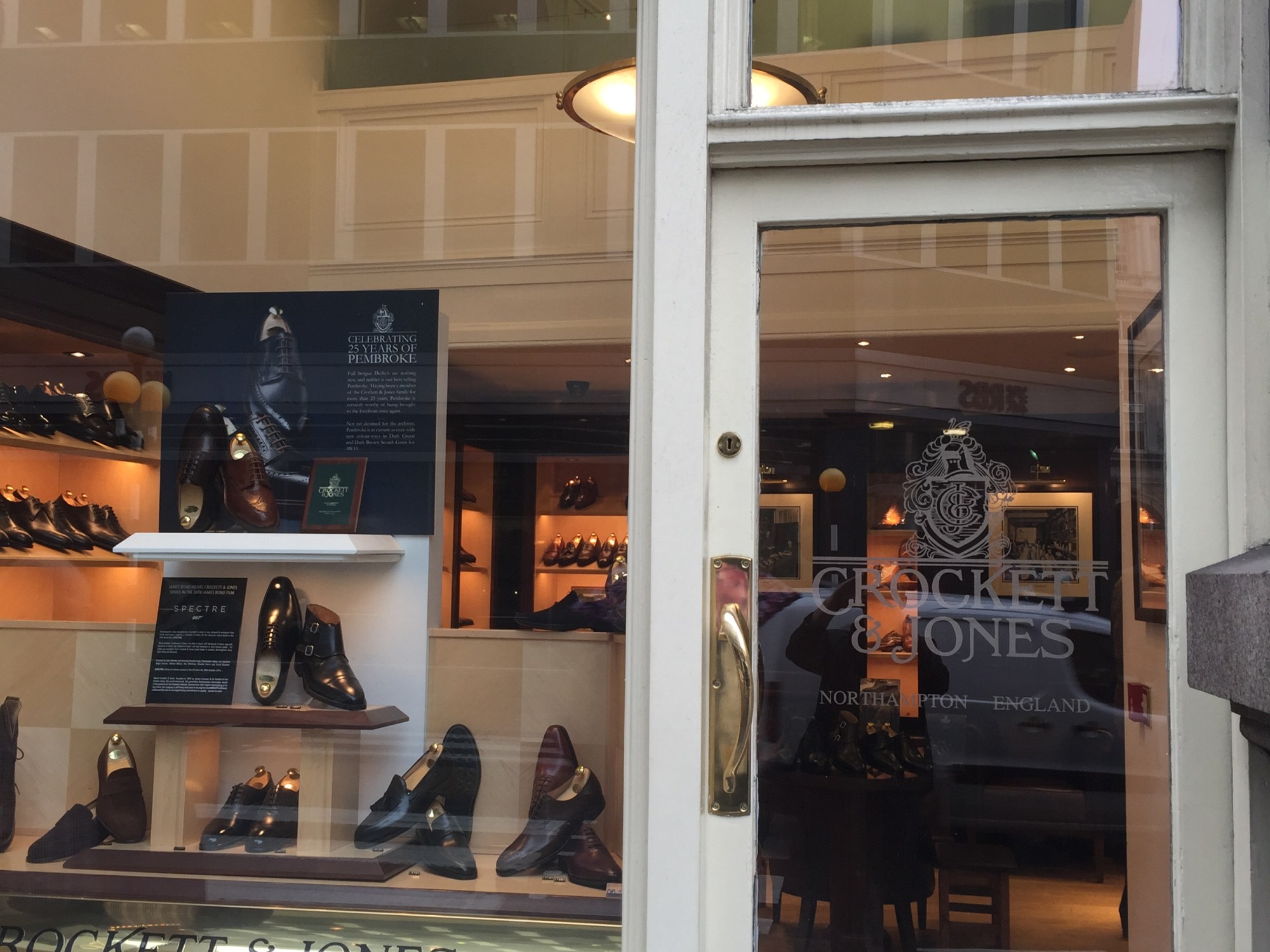 Retail LED shelf lighting