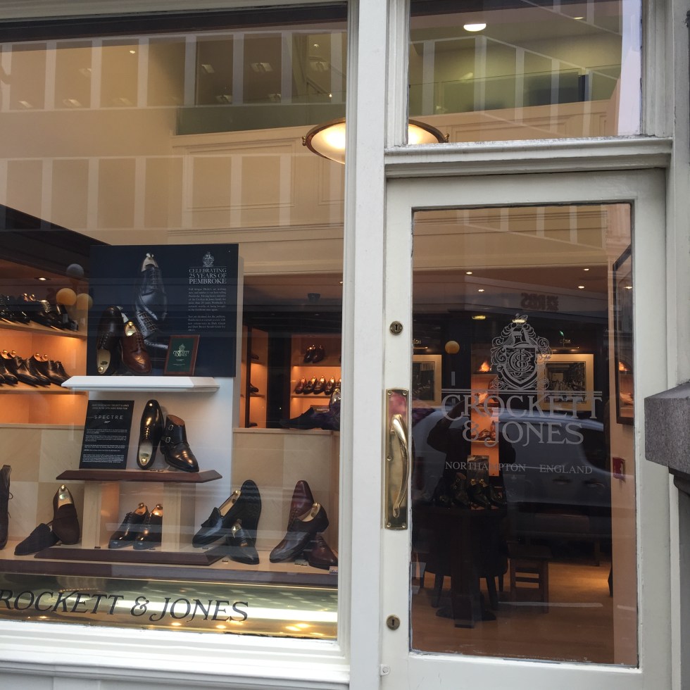 Retail LED shelf lighting